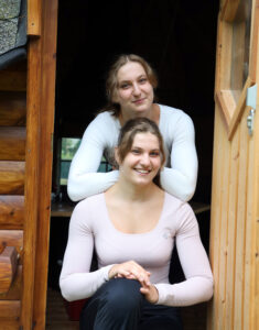 Die TikTok-Zwillinge Anabel und Maria Glocker. Foto: André Kempner 