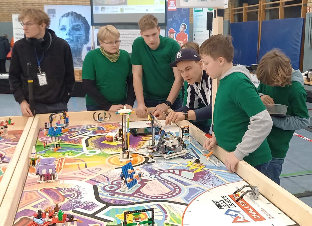 First Lego League in Leipzig: Die „MRGE-Juniors“ sind hochkonzentriert am Wettkampf-Tisch. Foto: Martin-Rinckart-Gymnasium