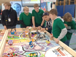 First Lego League in Leipzig: Die &bdquo;MRGE-Juniors&ldquo; sind hochkonzentriert am Wettkampf-Tisch. Foto: Martin-Rinckart-Gymnasium