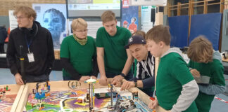 First Lego League in Leipzig: Die „MRGE-Juniors“ sind hochkonzentriert am Wettkampf-Tisch. Foto: Martin-Rinckart-Gymnasium