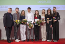 Glückwunsch für die besten Athletinnen und Athleten in Grün-Weiß von Vereinschef Bernd Merbitz (l.): Geehrt wurden die U18-Sprintstaffel um Lilly Heilmann, Charlotte Wasser und Mia Besser als Mannschaft des Jahres (es fehlt Sherin Kimuanga), Nachwuchssportlerin Vanessa Röhniß, Nachwuchssportler Bruno Keßler, Geherin Saskia Feige und Paratriathelt Martin Schulz (v.r.). Foto: SC DHfK Leipzig
