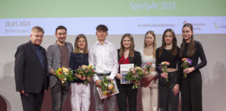 Glückwunsch für die besten Athletinnen und Athleten in Grün-Weiß von Vereinschef Bernd Merbitz (l.): Geehrt wurden die U18-Sprintstaffel um Lilly Heilmann, Charlotte Wasser und Mia Besser als Mannschaft des Jahres (es fehlt Sherin Kimuanga), Nachwuchssportlerin Vanessa Röhniß, Nachwuchssportler Bruno Keßler, Geherin Saskia Feige und Paratriathelt Martin Schulz (v.r.). Foto: SC DHfK Leipzig