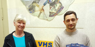 Die Leiterin der Volkshochschule, Gudrun Pfeiffer, und Mitarbeiter Kilian Kraus (v.l.) präsentieren das Programmheft für das Frühjahrssemester. Foto: Michael Hein