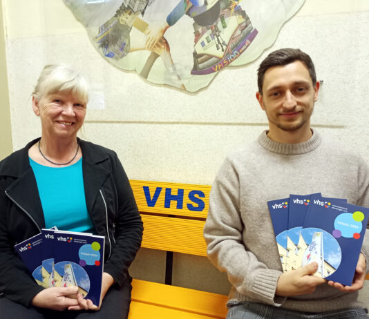 Die Leiterin der Volkshochschule, Gudrun Pfeiffer, und Mitarbeiter Kilian Kraus (v.l.) pr&auml;sentieren das Programmheft f&uuml;r das Fr&uuml;hjahrssemester. Foto: Michael Hein