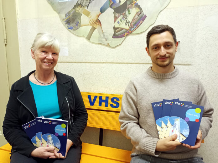 20240125_VHS-ProgrammheftFS24_03 Die Leiterin der Volkshochschule, Gudrun Pfeiffer, und Mitarbeiter Kilian Kraus (v.l.) präsentieren das Programmheft für das Frühjahrssemester. Foto: Michael Hein