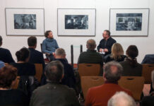 Vernissage in Garbisdorf: Lutz Woitke spricht mit Kai Spade über seine Ausstellung. Foto: Jens Paul Taubert