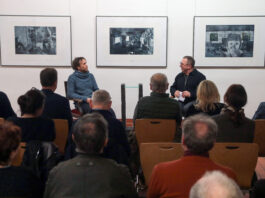 Vernissage in Garbisdorf: Lutz Woitke spricht mit Kai Spade &uuml;ber seine Ausstellung. Foto: Jens Paul Taubert