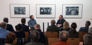 Vernissage in Garbisdorf: Lutz Woitke spricht mit Kai Spade über seine Ausstellung. Foto: Jens Paul Taubert