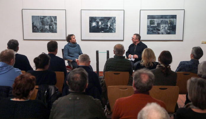 Vernissage in Garbisdorf: Lutz Woitke spricht mit Kai Spade &uuml;ber seine Ausstellung. Foto: Jens Paul Taubert