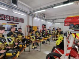 Kameraden der Freiwilligen Feuerwehr der Stadt Borna &uuml;bten den Umgang mit Atemschutztechnik. Foto: privat