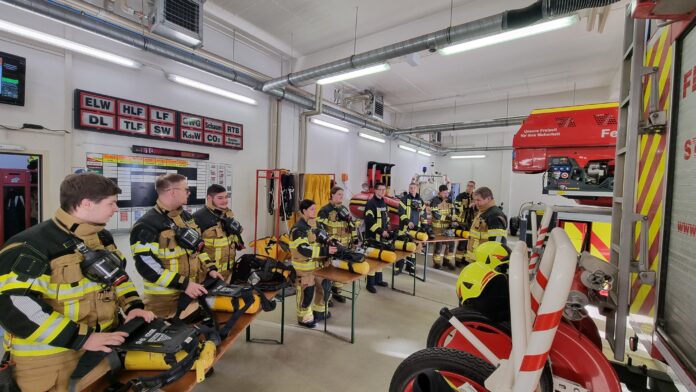 Kameraden der Freiwilligen Feuerwehr der Stadt Borna &uuml;bten den Umgang mit Atemschutztechnik. Foto: privat