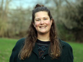 Kr&auml;uterfrau Daniela Kahrens ist am liebsten im Volkspark Kleinzschocher unterwegs. Foto: Andr&eacute; Kempner
