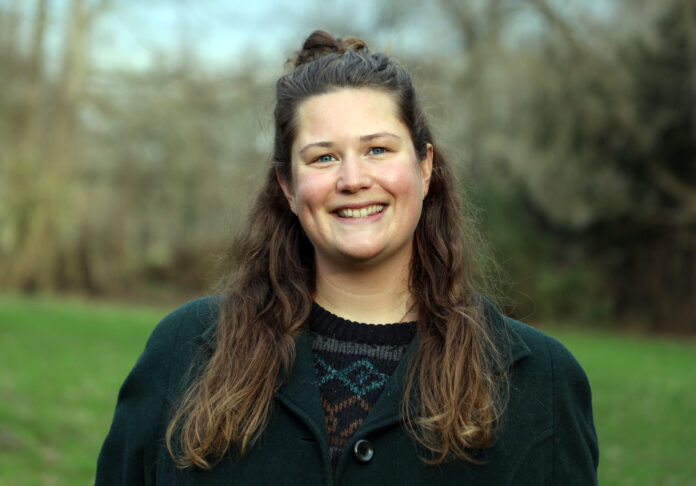 Kr&auml;uterfrau Daniela Kahrens ist am liebsten im Volkspark Kleinzschocher unterwegs. Foto: Andr&eacute; Kempner