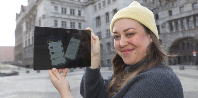 Vorstellung der neuen Leipzig-App im Stadtbro am Burgplatz in Leipzig Sasha Becker (29) freut sich über die neue Leipzig-App. Foto: André