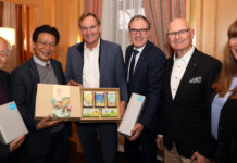 Medizinische Kooperation zwischen Leipzig und Ho-Chi-Min-Stadt: Prof. Vu Cong Lap, General Nguyen Hong Son , Oberbürgermeister Burkhard Jung, Messe-Geschäftsführer Martin Buhl-Wagner, Prof. Jürgen Ulrich und Silvana Kürschner von der Leipziger Messe. Foto: André Kempner