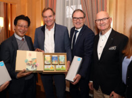 Medizinische Kooperation zwischen Leipzig und Ho-Chi-Min-Stadt: Prof. Vu Cong Lap, General Nguyen Hong Son , Oberb&uuml;rgermeister Burkhard Jung, Messe-Gesch&auml;ftsf&uuml;hrer Martin Buhl-Wagner, Prof. J&uuml;rgen Ulrich und Silvana K&uuml;rschner von der Leipziger Messe. Foto: Andr&eacute; Kempner