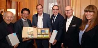 Medizinische Kooperation zwischen Leipzig und Ho-Chi-Min-Stadt: Prof. Vu Cong Lap, General Nguyen Hong Son , Oberbürgermeister Burkhard Jung, Messe-Geschäftsführer Martin Buhl-Wagner, Prof. Jürgen Ulrich und Silvana Kürschner von der Leipziger Messe. Foto: André Kempner