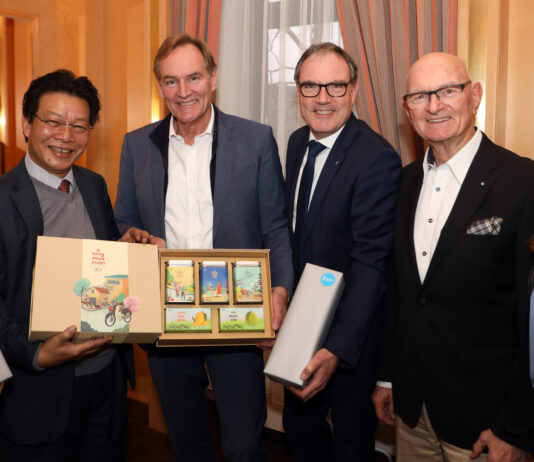 Medizinische Kooperation zwischen Leipzig und Ho-Chi-Min-Stadt: Prof. Vu Cong Lap, General Nguyen Hong Son , Oberb&uuml;rgermeister Burkhard Jung, Messe-Gesch&auml;ftsf&uuml;hrer Martin Buhl-Wagner, Prof. J&uuml;rgen Ulrich und Silvana K&uuml;rschner von der Leipziger Messe. Foto: Andr&eacute; Kempner