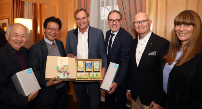 Medizinische Kooperation zwischen Leipzig und Ho-Chi-Min-Stadt im Hotel The Westin in Leipzig Medizinische Kooperation zwischen Leipzig und Ho-Chi-Min-Stadt: Prof. Vu Cong Lap, General Nguyen Hong Son , Oberbürgermeister Burkhard Jung, Messe-Geschäftsführer Martin Buhl-Wagner, Prof. Jürgen Ulrich und Silvana Kürschner von der Leipziger Messe. Foto: André Kempner