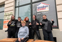 Das Metality Chapter Leipzig zu Gast bei Tante E. aka Gabi Edler: Im Gepäck hatten die Metal-Fans Schlafsäcke für den Verein Leipziger Straßenkinder. Foto: Metality Chapter Leipzig