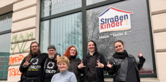 Das Metality Chapter Leipzig zu Gast bei Tante E. aka Gabi Edler: Im Gepäck hatten die Metal-Fans Schlafsäcke für den Verein Leipziger Straßenkinder. Foto: Metality Chapter Leipzig