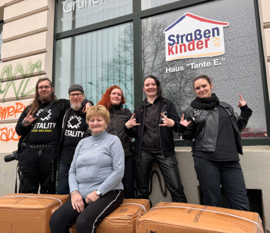 Das Metality Chapter Leipzig zu Gast bei Tante E. aka Gabi Edler: Im Gep&auml;ck hatten die Metal-Fans Schlafs&auml;cke f&uuml;r den Verein Leipziger Stra&szlig;enkinder. Foto: Metality Chapter Leipzig