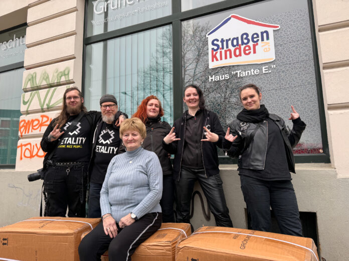 Das Metality Chapter Leipzig zu Gast bei Tante E. aka Gabi Edler: Im Gep&auml;ck hatten die Metal-Fans Schlafs&auml;cke f&uuml;r den Verein Leipziger Stra&szlig;enkinder. Foto: Metality Chapter Leipzig