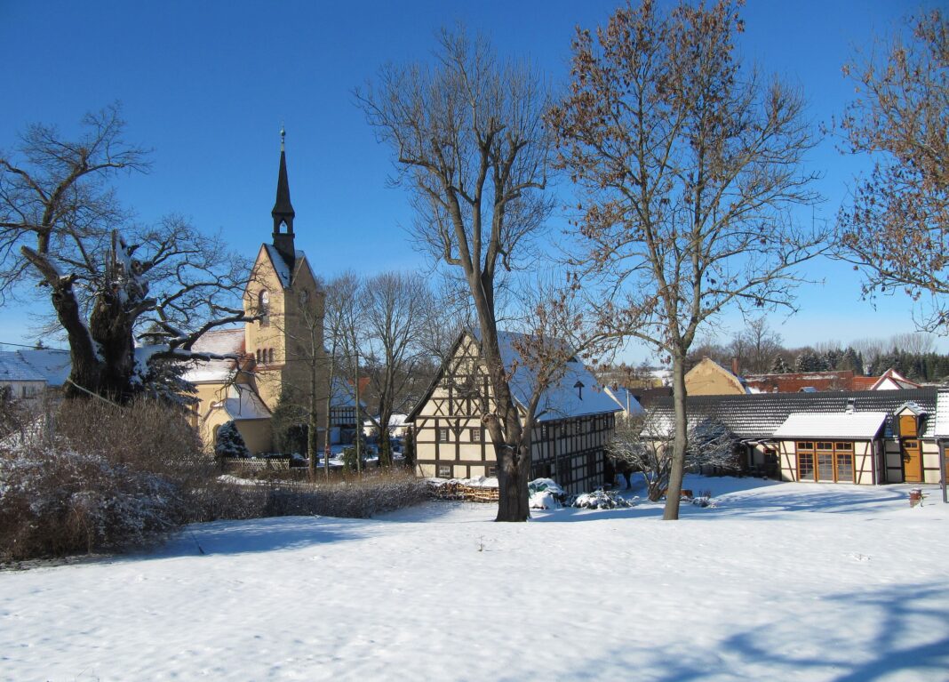 Pfarrhof Nöbdenitz, die 1000-jährige Eiche und die Kirche Nöbdenitz im Winter. Foto: Wolfgang Göthe