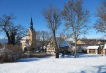 Pfarrhof Nöbdenitz, die 1000-jährige Eiche und die Kirche Nöbdenitz im Winter. Foto: Wolfgang Göthe