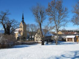 Pfarrhof N&ouml;bdenitz, die 1000-j&auml;hrige Eiche und die Kirche N&ouml;bdenitz im Winter. Foto: Wolfgang G&ouml;the