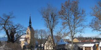 Pfarrhof Nöbdenitz, die 1000-jährige Eiche und die Kirche Nöbdenitz im Winter. Foto: Wolfgang Göthe