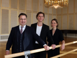 Sie laden ein zum internationalen Ballettfestival &bdquo;Leipzig tanzt!&ldquo; im Juni: Anna Elisabeth Diepold als Verantwortliche f&uuml;r das Rah- menprogramm, Kurator R&eacute;my Fichet und Opernintendant Tobias Wolff (von rechts). Foto: Andr&eacute; Kempner