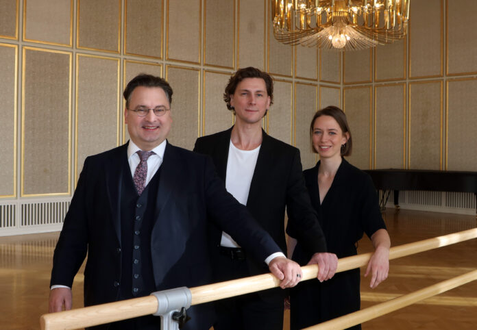 Pressekonferenz zum Internationales Ballettfestival Leipzig Tanzt in der Oper in Leipzig Sie laden ein zum internationalen Ballettfestival „Leipzig tanzt!“ im Juni: Anna Elisabeth Diepold als Verantwortliche für das Rah- menprogramm, Kurator Rémy Fichet und Opernintendant Tobias Wolff (von rechts). Foto: André Kempner