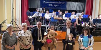 Spendenübergabe, v.l.n.r. Sabine Türpisch (Heimatverein), Maria Kral (Heimatverein), Benno Moller (Karnevalclub), Kerstin Stadler (Kinderhospiz Bärenherz), Lias Wießner (Judosportverein), Steffen Stange (Bürgermeister), Nicole Ohme (Kunstradsportverein).Foto: Gemeindeverwaltung Rositz