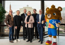 Sie stellten die Details zur Fan Zone zur UEFA Euro 2024 vor: Jürgen Zielinski (Botschafter Kultur der Host City Leipzig), Matthias Tanzmann (DJ und Musikproduzent), Stefan Schedler (Gesamtprojektleiter UEFA EURO 2024 für die Host City Leipzig), Dr. Skadi Jennicke (Bürgermeisterin und Beigeordnete für Kultur der Stadt Leipzig), Jörg Folta (Mitglied der Booking Kommission „Fan Zone Augustusplatz“), Martin Buhl-Wagner (Geschäftsführer der Leipziger Messe GmbH) und das Maskottchen Albärt (v.l.). Foto: Tim Hard