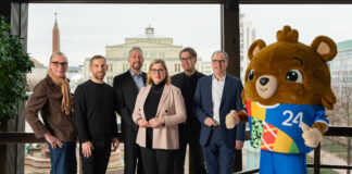 Sie stellten die Details zur Fan Zone zur UEFA Euro 2024 vor: Jürgen Zielinski (Botschafter Kultur der Host City Leipzig), Matthias Tanzmann (DJ und Musikproduzent), Stefan Schedler (Gesamtprojektleiter UEFA EURO 2024 für die Host City Leipzig), Dr. Skadi Jennicke (Bürgermeisterin und Beigeordnete für Kultur der Stadt Leipzig), Jörg Folta (Mitglied der Booking Kommission „Fan Zone Augustusplatz“), Martin Buhl-Wagner (Geschäftsführer der Leipziger Messe GmbH) und das Maskottchen Albärt (v.l.). Foto: Tim Hard