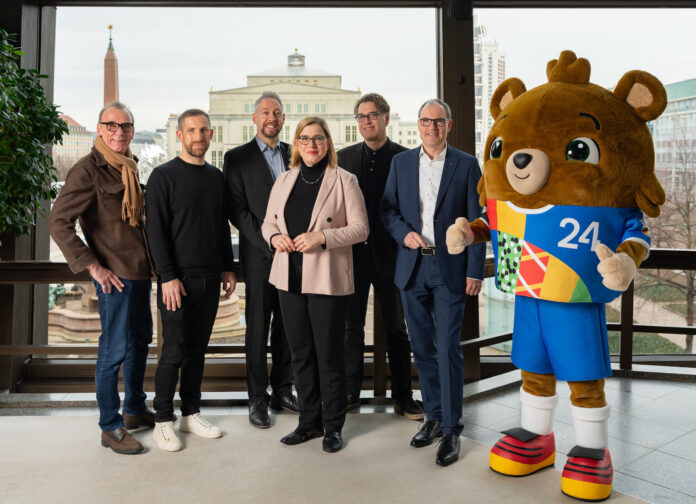 Sie stellten die Details zur Fan Zone zur UEFA Euro 2024 vor: J&uuml;rgen Zielinski (Botschafter Kultur der Host City Leipzig), Matthias Tanzmann (DJ und Musikproduzent), Stefan Schedler (Gesamtprojektleiter UEFA EURO 2024 f&uuml;r die Host City Leipzig), Dr. Skadi Jennicke (B&uuml;rgermeisterin und Beigeordnete f&uuml;r Kultur der Stadt Leipzig), J&ouml;rg Folta (Mitglied der Booking Kommission &bdquo;Fan Zone Augustusplatz&ldquo;), Martin Buhl-Wagner (Gesch&auml;ftsf&uuml;hrer der Leipziger Messe GmbH) und das Maskottchen Alb&auml;rt (v.l.). Foto: Tim Hard