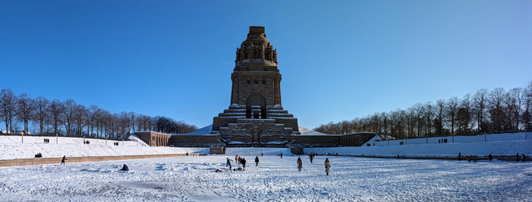 An kalten Wintertagen lockt das zugefrorene Wasserbecken am Völkerschlachtdenkmal als wahres Idyll viele Besucherinnen und Besu- cher an. Wie man den Ort nebst Forum 1813 noch attraktiver machen kann, darüber soll nun nachgedacht werden. Foto: Dirk Knofe