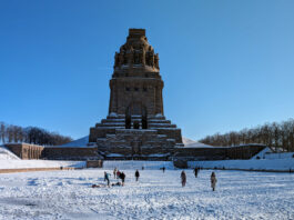 An kalten Wintertagen lockt das zugefrorene Wasserbecken am V&ouml;lkerschlachtdenkmal als wahres Idyll viele Besucherinnen und Besu- cher an. Wie man den Ort nebst Forum 1813 noch attraktiver machen kann, dar&uuml;ber soll nun nachgedacht werden. Foto: Dirk Knofe
