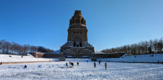 An kalten Wintertagen lockt das zugefrorene Wasserbecken am Völkerschlachtdenkmal als wahres Idyll viele Besucherinnen und Besu- cher an. Wie man den Ort nebst Forum 1813 noch attraktiver machen kann, darüber soll nun nachgedacht werden. Foto: Dirk Knofe