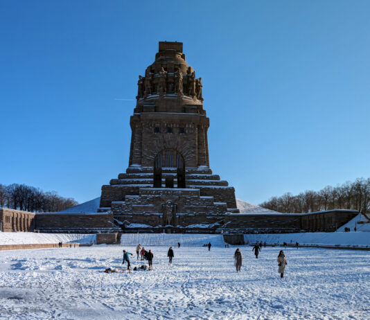 An kalten Wintertagen lockt das zugefrorene Wasserbecken am V&ouml;lkerschlachtdenkmal als wahres Idyll viele Besucherinnen und Besu- cher an. Wie man den Ort nebst Forum 1813 noch attraktiver machen kann, dar&uuml;ber soll nun nachgedacht werden. Foto: Dirk Knofe