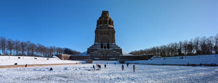 An kalten Wintertagen lockt das zugefrorene Wasserbecken am V&ouml;lkerschlachtdenkmal als wahres Idyll viele Besucherinnen und Besu- cher an. Wie man den Ort nebst Forum 1813 noch attraktiver machen kann, dar&uuml;ber soll nun nachgedacht werden. Foto: Dirk Knofe