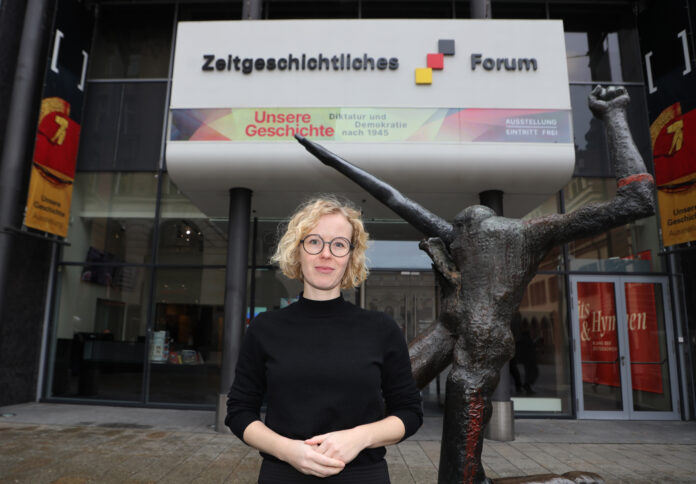 Portrt von Direktorin Uta Bretschneider im ZGF in der Grimmaischen Stra§e in Leipzig Seit 2020 ist Dr. Uta Bretschneider im Zeitgeschichtlichen Forum und sagt: „So langsam ist es inzwischen mein Haus geworden. Foto: André Kempner