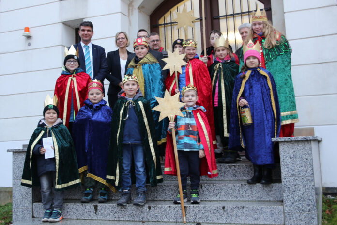 Sternsinger sammeln in Borna und Frohburg Neben zahlreichen Privathaushalten wurde unter anderem das Landratsamt in Borna von den Sternsingern besucht. Foto: Kath. Gemeinde St. Joseph Borna