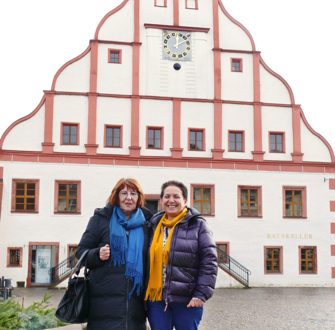 Figen Akhan (r.) mit Doris Ring vor dem Rathaus Grimma. Foto: Diakonie Leipziger Land