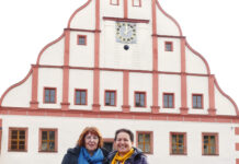Figen Akhan (r.) mit Doris Ring vor dem Rathaus Grimma. Foto: Diakonie Leipziger Land