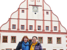 Figen Akhan (r.) mit Doris Ring vor dem Rathaus Grimma. Foto: Diakonie Leipziger Land