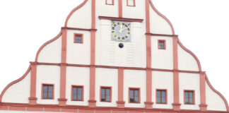 Figen Akhan (r.) mit Doris Ring vor dem Rathaus Grimma. Foto: Diakonie Leipziger Land