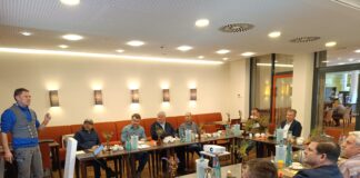 Einen Überblick zu den verschiedenen Einsatzmöglichkeiten von Naturbaustoffen gab David Pfennig. Foto: LRA