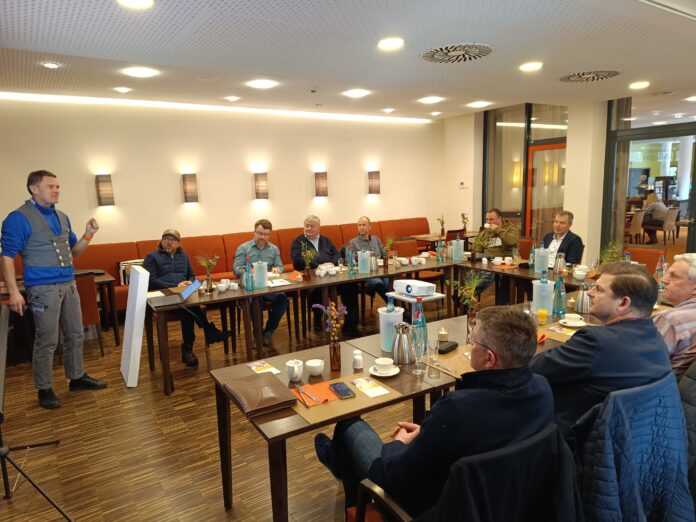 052_2024_-_Unternehmerfr__hst__ck_Foto Einen Überblick zu den verschiedenen Einsatzmöglichkeiten von Naturbaustoffen gab David Pfennig. Foto: LRA